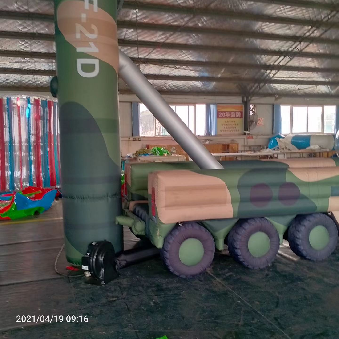 古塔军事演习中的充气目标车辆：模拟发射车雷达车坦克飞机